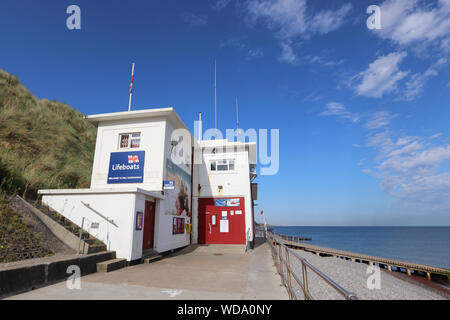 Blick auf die Strandpromenade von Sheringham Rettungsboot Hütte auf s Sommertag. Stockfoto