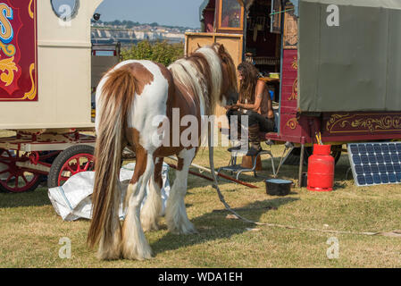 Gypsy Entertainer in seinem Pferd sitzend gezeichnet Caravan aus Holz an der Küste in Westgate On Sea, Thanet, Kent, England. Stockfoto