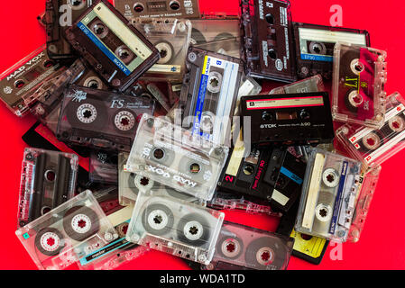 Alte Audio Tape Compact Cassette auf weißem Hintergrund mit Freistellungspfad isoliert Stockfoto