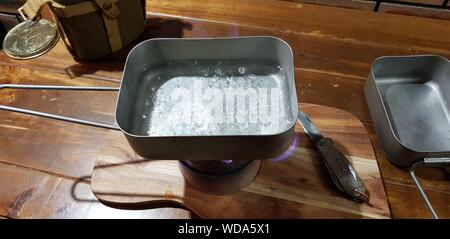 Chaos Dose mit Wasser zum Kochen auf dem Tommy Herd vor dem Kochen die Rationen Stockfoto