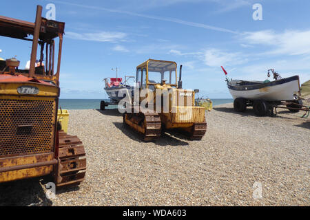 Fahrzeuge und Boote auf der Küstenlinie von weybourne Beach, North Norfolk Coast, England. Stockfoto