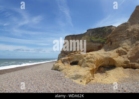 Felsige Klippen auf dem weybourne Strand Küste, Norden Küste von Norfolk, England. Stockfoto