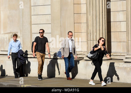 London, Großbritannien. 29. August 2019. UK Wetter - Arbeitnehmer Pass an der Vorderseite der Bank von England an einem sonnigen Morgen. Credit: Stephen Chung/Alamy leben Nachrichten Stockfoto