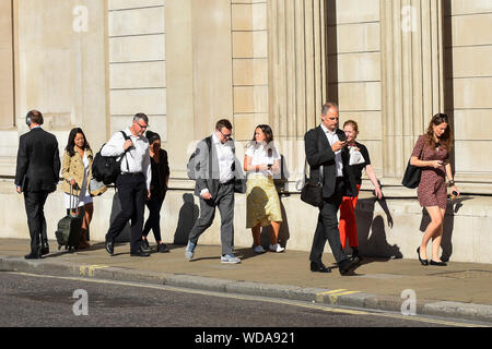 London, Großbritannien. 29. August 2019. UK Wetter - Arbeitnehmer Pass an der Vorderseite der Bank von England an einem sonnigen Morgen. Credit: Stephen Chung/Alamy leben Nachrichten Stockfoto