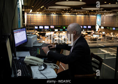 Buenos Aires, Argentinien. 28 Aug, 2019. Ein Mitarbeiter arbeitet an einer Börse in Buenos Aires, Argentinien, Nov. 28, 2019. Argentinien der Internationale Währungsfonds (IWF) gefragt, spricht über die Umstrukturierung seiner Schulden auf der 56-Milliarden-US-Dollar Bailout Darlehen im letzten Jahr vereinbart, Finanzminister Hernán Lacunza sagte Mittwoch. Quelle: Martin Zabala/Xinhua/Alamy leben Nachrichten Stockfoto