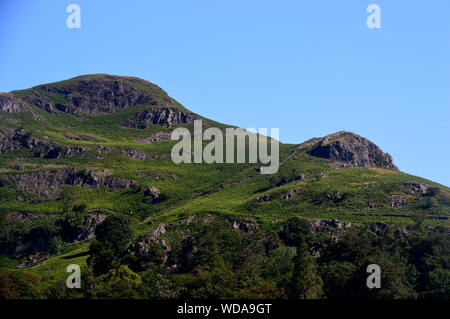 Die Wainwright Helm Crag von easedale in der Nähe von Grasmere im Nationalpark Lake District, Cumbria, England, UK. Stockfoto