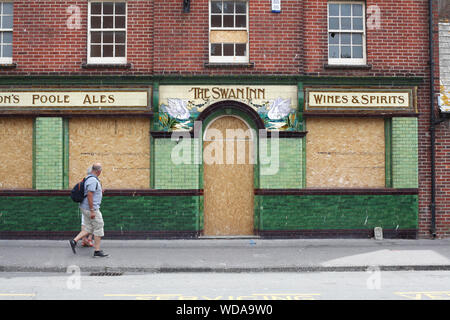 The Swan Inn, einem geschlossenen Pub (im Juli 2019) auf alten Obstgarten in Poole Stadtzentrum. Stockfoto