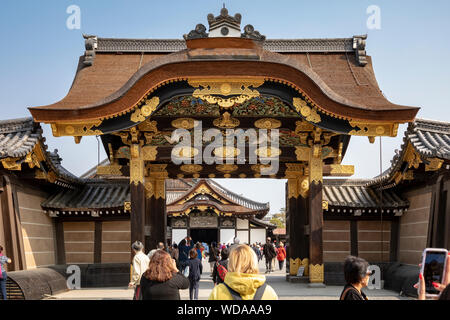 Dach Dekoration auf Gebäude des Schloss Nijo/Ninomaru Palace, Kyoto, Japan. Stockfoto