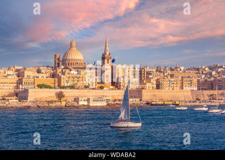 Valletta-Skyline von Sliema bei Sonnenuntergang, Malta Stockfoto