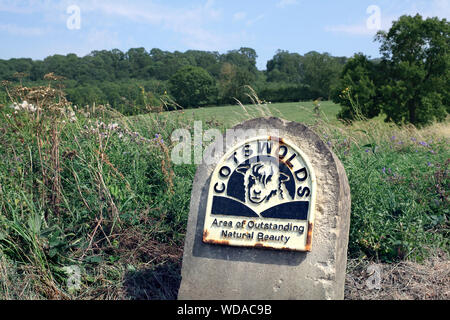 Zeichen, die die Begrenzung der Cotswolds Gebiet von außergewöhnlicher natürlicher Schönheit, in der Nähe des Edge Hill, Warwickshire. Stockfoto