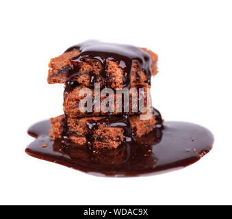 Scheiben von Brownie, auf weißem Hintergrund, bedeckt mit dunkler Schokolade syrop. Stockfoto
