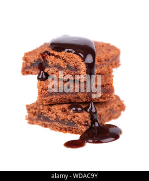 Scheiben von Brownie, auf weißem Hintergrund, bedeckt mit dunkler Schokolade syrop. Stockfoto