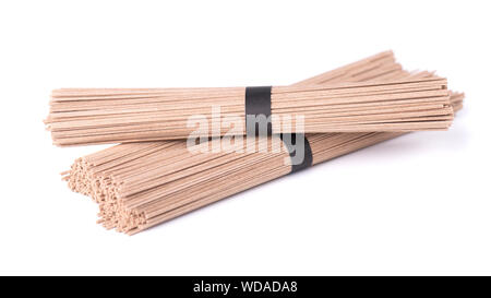 Soba Nudeln, auf weißem Hintergrund. Bündel von Buchweizen japanischer Soba noodle Sticks. Asiatische Küche. Stockfoto