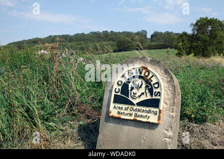 Zeichen, die die Begrenzung der Cotswolds Gebiet von außergewöhnlicher natürlicher Schönheit, in der Nähe des Edge Hill, Warwickshire. Stockfoto