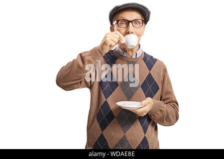 Ältere Menschen nehmen einen Schluck Espresso Kaffee auf weißem Hintergrund Stockfoto