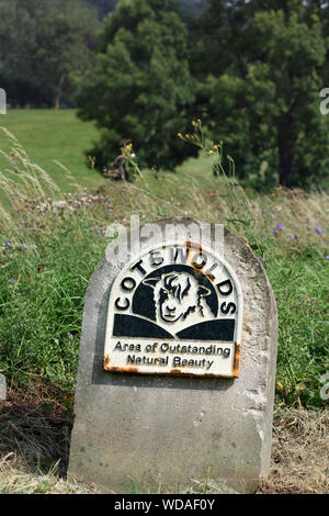 Zeichen, die die Begrenzung der Cotswolds Gebiet von außergewöhnlicher natürlicher Schönheit, in der Nähe des Edge Hill, Warwickshire. Stockfoto