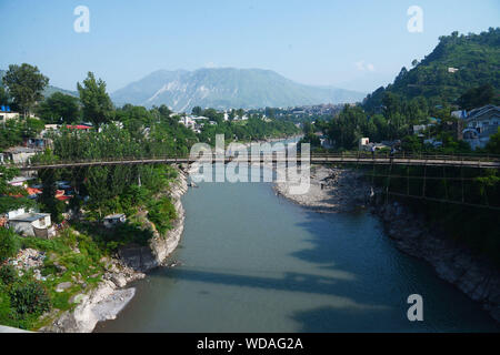 Eine attraktive große Ansicht der Azad Jammu Kashmir (Ajk) Landschaften hervorragende landschaftliche Schönheit, Panoramaaussicht, hoch aufragenden Hügel auf beiden Seiten des lauten und Jhelum Neelum River, blühende grüne Wälder, Bäche, Hochgelegenen Seen und attraktive Umgebung machen das Tal ein Traum wahr. In Azad Jammu Kashmir Hauptstadt Muzaffarabad am 26. August 2019. Muzaffarabad ist die Conflux der Neelum und Jehlum Flüsse. Die Stadt ist 138 Kilometer von Islamabad und Rawalpindi und etwa 76 Kilometer von Abbottabad. Der Name "uzaffararbad' kommt vom Namen des Sultan Nassim Kha Stockfoto