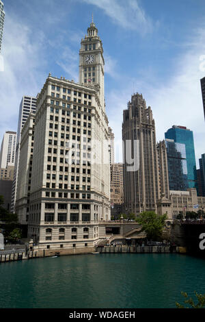 Blick auf den Chicago River wrigley Building und Tribune Tower in der Innenstadt von Chicago Illinois Vereinigte Staaten von Amerika Stockfoto