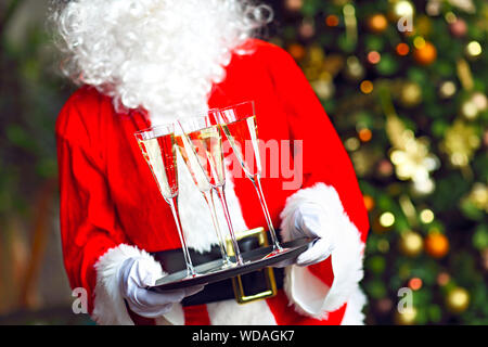 Santa Claus holding Sektgläser auf das Fach Closeup Stockfoto