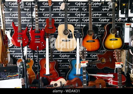 SAN JUAN, METRO MANILA, PHILIPPINEN - August 21, 2019: Verschiedene akustische und elektrische Gitarren auf dem Display an einem Musik speichern. Stockfoto