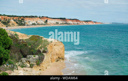 Blick auf die hohen Klippen von Falesia Strand an der Algarve, Albufeira, Portugal Stockfoto