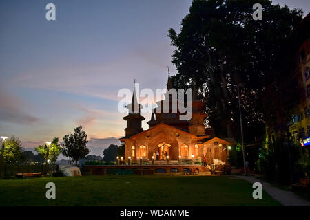 Srinagar, Indien. 28 Aug, 2019. Kaschmirische Muslime in der Moschee während des Stillstands in Srinagar, Kashmir. Kaschmir-tal blieb für die 24 nachfolgenden Tag nach Aufhebung der besondere Status von Jammu und Kaschmir und die Bifurkation. Credit: SOPA Images Limited/Alamy leben Nachrichten Stockfoto