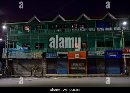 Srinagar, Indien. 28 Aug, 2019. Eine paramilitärische Trooper steht auf Guard während der Schließung in Srinagar, Kashmir. Kaschmir-tal blieb für die 24 nachfolgenden Tag nach Aufhebung der besondere Status von Jammu und Kaschmir und die Bifurkation. Credit: SOPA Images Limited/Alamy leben Nachrichten Stockfoto