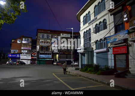 Srinagar, Indien. 28 Aug, 2019. Ein Mann hinter einem geschlossenen Markt während der Abschaltung in Srinagar, Kashmir. Kaschmir-tal für die 24 nachfolgenden Tag blieb nach der Nichtigerklärung der besondere Status von Jammu und Kaschmir und die Bifurkation abgeschaltet. Credit: SOPA Images Limited/Alamy leben Nachrichten Stockfoto