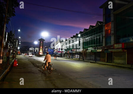 Srinagar, Indien. 28 Aug, 2019. Ein Radfahrer fährt entlang einer Straße während der Schließung in Srinagar, Kashmir. Kaschmir-tal blieb für die 24 nachfolgenden Tag nach Aufhebung der besondere Status von Jammu und Kaschmir und die Bifurkation. Credit: SOPA Images Limited/Alamy leben Nachrichten Stockfoto