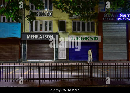 Srinagar, Indien. 28 Aug, 2019. Ein Mann hinter geschlossenen Geschäfte während der Schließung in Srinagar, Kashmir. Kaschmir-tal für die 24 nachfolgenden Tag blieb nach der Nichtigerklärung der besondere Status von Jammu und Kaschmir und die Bifurkation abgeschaltet. Credit: SOPA Images Limited/Alamy leben Nachrichten Stockfoto