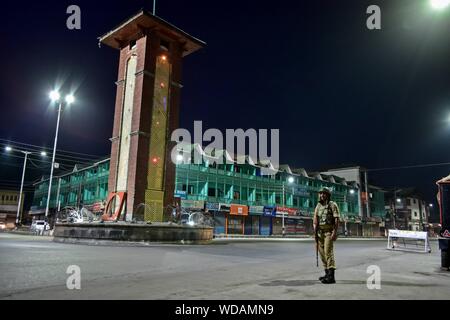 Srinagar, Indien. 28 Aug, 2019. Eine paramilitärische Trooper steht auf Guard während der Schließung in Srinagar, Kashmir. Kaschmir-tal blieb für die 24 nachfolgenden Tag nach Aufhebung der besondere Status von Jammu und Kaschmir und die Bifurkation. Credit: SOPA Images Limited/Alamy leben Nachrichten Stockfoto