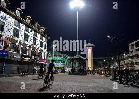 Srinagar, Indien. 28 Aug, 2019. Radfahrer Fahrt durch eine Straße während der Schließung in Srinagar, Kashmir. Kaschmir-tal blieb für die 24 nachfolgenden Tag nach Aufhebung der besondere Status von Jammu und Kaschmir und die Bifurkation. Credit: SOPA Images Limited/Alamy leben Nachrichten Stockfoto