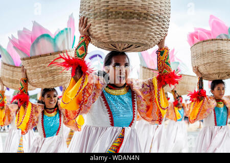 Tribal Tänzerinnen Am Dinagyang Festival, Iloilo City, Panay Island, Philippinen Stockfoto