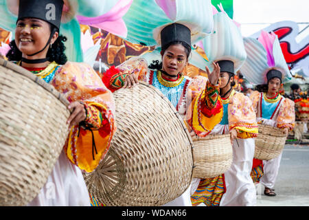 Tribal Tänzerinnen Am Dinagyang Festival, Iloilo City, Panay Island, Philippinen Stockfoto