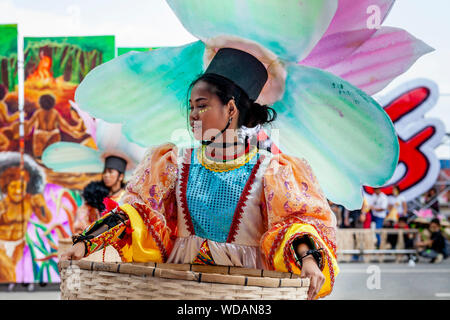 Tribal Tänzerinnen Am Dinagyang Festival, Iloilo City, Panay Island, Philippinen Stockfoto