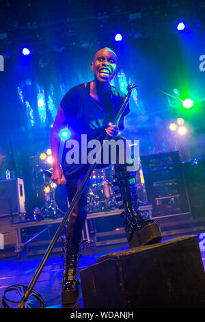 Cambridge, Ukraine. 28 Aug, 2019. Deborah Anne Dyer, der Name des Skin von Skunk Anansie Rock Band führt auf der Bühne des Cambridge, Corn Exchange in Großbritannien leben bekannt. Credit: SOPA Images Limited/Alamy leben Nachrichten Stockfoto