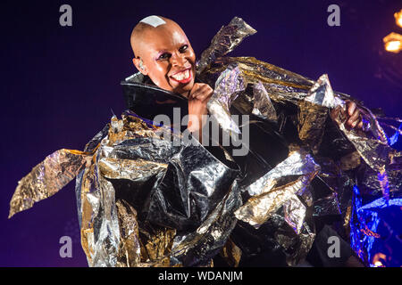 Cambridge, Ukraine. 28 Aug, 2019. Deborah Anne Dyer, der Name des Skin von Skunk Anansie Rock Band führt auf der Bühne des Cambridge, Corn Exchange in Großbritannien leben bekannt. Credit: SOPA Images Limited/Alamy leben Nachrichten Stockfoto