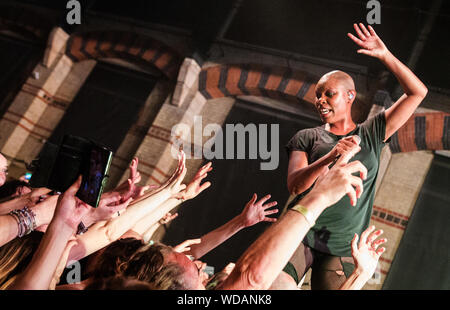 Cambridge, Ukraine. 28 Aug, 2019. Deborah Anne Dyer, der Name des Skin von Skunk Anansie Rock Band führt auf der Bühne des Cambridge, Corn Exchange in Großbritannien leben bekannt. Credit: SOPA Images Limited/Alamy leben Nachrichten Stockfoto