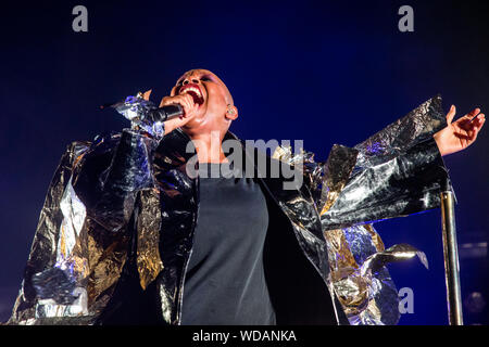 Cambridge, Ukraine. 28 Aug, 2019. Deborah Anne Dyer, der Name des Skin von Skunk Anansie Rock Band führt auf der Bühne des Cambridge, Corn Exchange in Großbritannien leben bekannt. Credit: SOPA Images Limited/Alamy leben Nachrichten Stockfoto