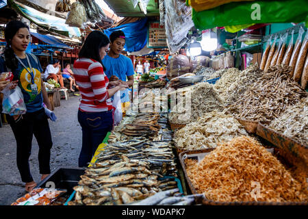 Getrockneten Fisch und Meeresfrüchte verkauft auf einem Markt in Iloilo City, Panay Island, Philippinen Stockfoto