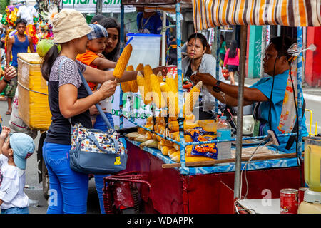 Die philippinischen Frauen Kaufen und Verkaufen mit Süßmais während des Dinagyang Festival, Iloilo City, Panay Island, Philippinen Stockfoto
