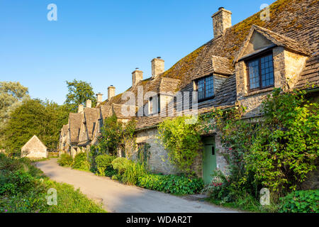 Cotswolds Dorf Bibury Arlington Row Weberhäuser Arlington Row Bibury Cotwolds Gloucestershire england gb GB Europa Stockfoto