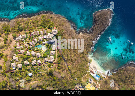 Atemberaubende Aussicht von oben nach unten der isolierten Blue Lagoon Beach und Resort in der Nähe von Padang Bai in Bali, Indonesien. Stockfoto