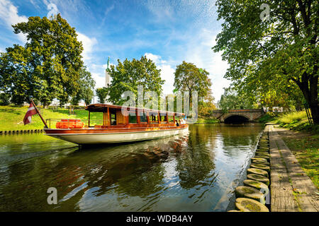 Retro touristische Bootsfahrt auf Tour in Stadt Kanal. Riga, Lettland Stockfoto