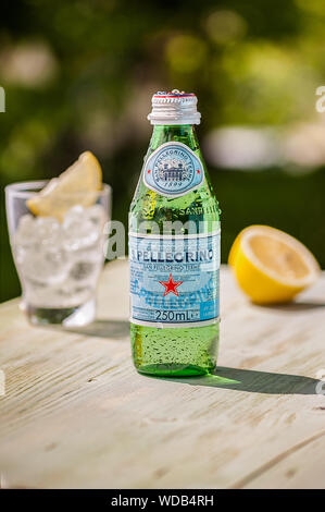 San Pellegrino Flasche. San Pellegrino ist eine italienische Marke Mineralwasser in der Provinz Bergamo, Italien. Seit 1997 im Besitz von Nestle, es ist e Stockfoto