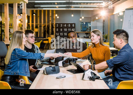 Start Vielfalt Teamarbeit Brainstorming Konzept. Business Team Mitarbeiter Global Sharing Economy Laptop Graphikbildschirm. Menschen, die Planung S Stockfoto