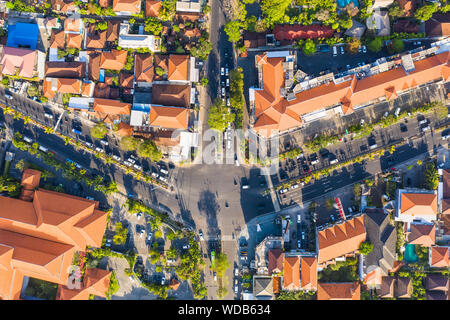 Top down Sicht auf einem überfüllten Straße Kreuzung in der Gegend von Sanur der Stadt Denpasar auf Bali, Indonesien Stockfoto