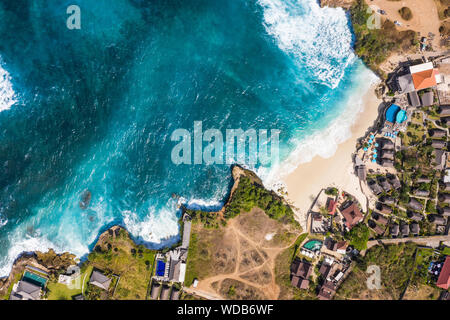 Dramatische von Oben nach Unten Blick auf den Traumstrand und zerklüftete Küste in Nusa Lembongan in Bali, Indonesien Stockfoto