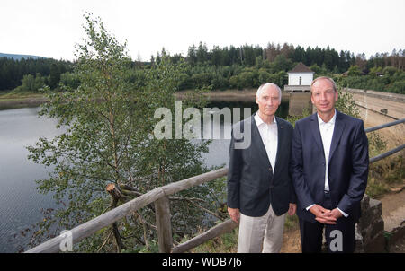 Eckertalsperre, Deutschland. 29 Aug, 2019. Hans-Peter Beck, Technische Universität Clausthal-Zellerfeld, und Christoph Donner, Technischer Geschäftsführer Harzwasserwerke, stand auf der Eckertalsperre im Nationalpark Harz auf der Grenze zwischen Niedersachsen und Sachsen-Anhalt. Das Niedersächsische Ministerium für Wissenschaft unterstützt den Klimawandel Projekt "Energie und Wasser Lagerung Harz" in den nächsten drei Jahren mit 1,6 Millionen Euro aus EU-Mitteln. Hintergrund der Forschungsarbeiten ist es, die Auswirkungen von extremen Wettersituationen, wie sie in 2017 und 2018 aufgetreten. Credit: Julian Stratenschulte/dpa/Alamy leben Nachrichten Stockfoto