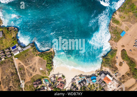 Dramatische von Oben nach Unten Blick auf den Traumstrand und zerklüftete Küste in Nusa Lembongan in Bali, Indonesien Stockfoto